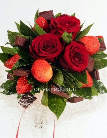 Bouquet con 3 rose rosse, fragole e cioccolata- misura piccola