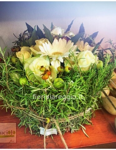 Composizione Con Aromi E Fiori Freschi Acquista Online Fiori A Viareggio Consegna Fiori A Viareggio Invio Fiori Bouquet Mazzi Di Fiori E Mazzi Di Rose Con Consegna A Domicilio A Viareggio