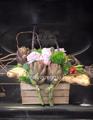 Composizione in cassetta con verdura e fiori