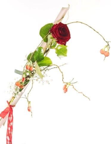 Rose rosse confezionate con caramelle