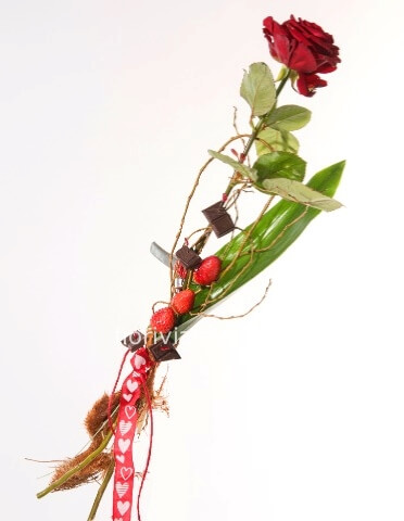 Rose rosse con fragole e cioccolata