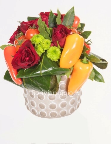Composizione in contenitore con rose rosse e peperoncini colorati