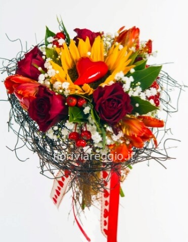Bouquet nido, con rose e altri fiori