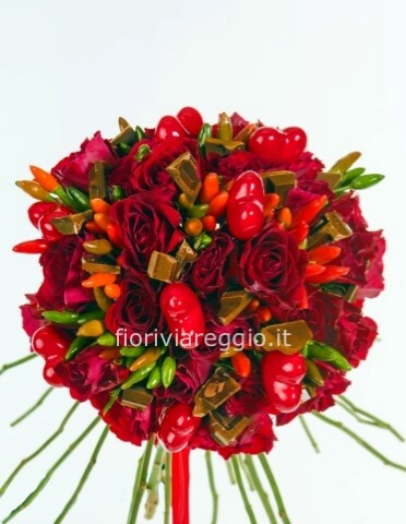 Bouquet di 20 roselline rosse, peperoncini e cioccolata