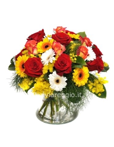 Bouquet con fiori misti e mimosa