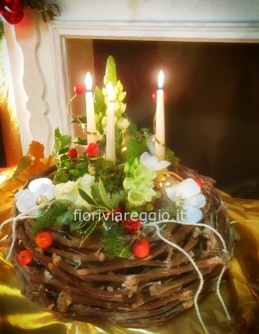 Cesta Natalizia con fiori recisi, abete, agrifoglio, bacche e candele