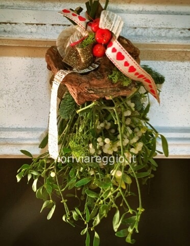 Mazzo di vischio decorato con bacche, abete e altro