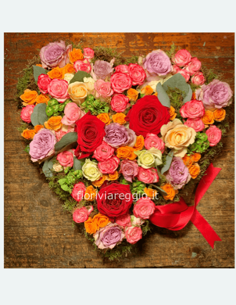 Cuore di fiori assortiti primaverili