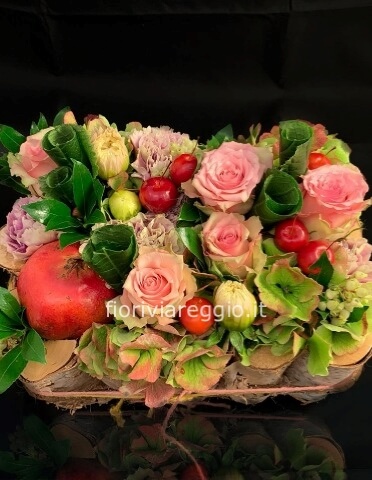 Composizione autunnale in cesta, con frutta