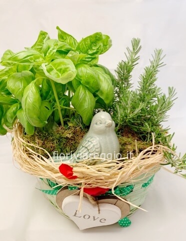 Cesta con aromi e decori primaverili