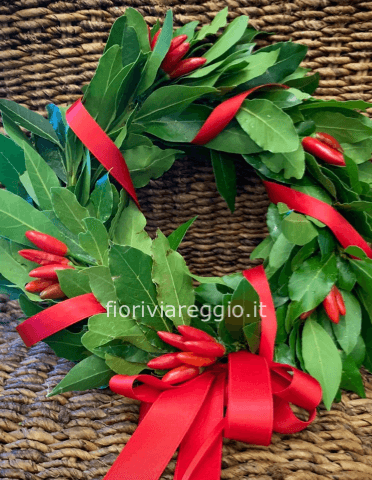 Corona di alloro con peperoncini