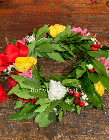 Corona di alloro con fiori misti colorati