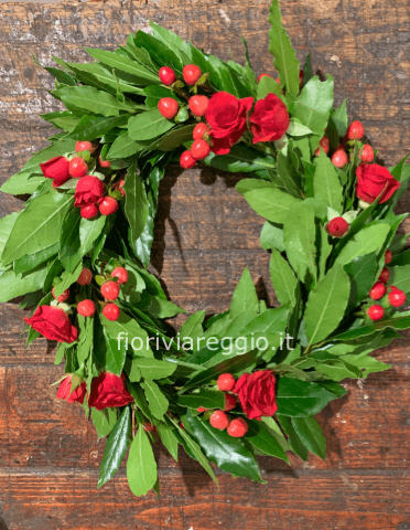 Corona di laurea con bacche e roselline rosse