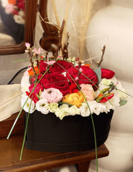 Scatola con fiori misti a forma di cuore